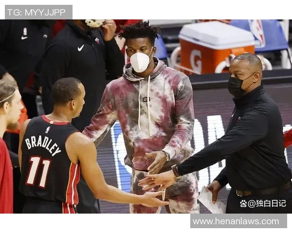 字母哥愤怒撕球衣雄鹿惨败后更衣室内冲突不断引发热议